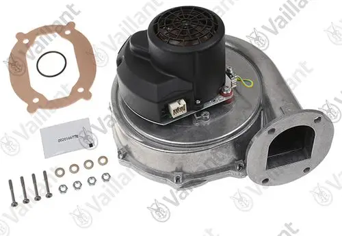 Vaillant Gebläse auf Metallgrundplatte, ausgestattet mit Motor, Dichtungen, Schrauben und weiteren Montageelementen.